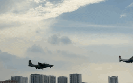 VIDEO: Máy bay CASA xếp đội hình "bay lượn" trên bầu trời Hà Nội