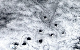 10 “lỗ đen” lạ xuất hiện trên bầu trời đảo hoang gần Nam Cực