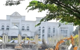 Tháo dỡ Khu phức hợp thương mại dịch vụ và căn hộ cao cấp xây dựng trái phép