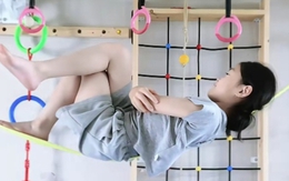 Cô bé 9 tuổi nằm trên dây đọc sách gây sốt mạng xã hội Trung Quốc