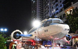 Chuyên cơ từng chở Bác Hồ xuất hiện trên phố Hà Nội, người dân háo hức đi xem