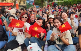 "Cắm chốt" xem diễu binh, diễu hành 2/9: Người dân mách nhau mua 5 món đồ, thứ cuối cùng không ai ngờ được