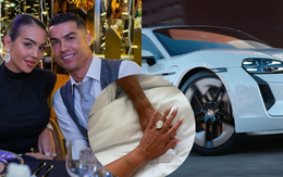 Ronaldo vừa cầu hôn Georgina bằng nhẫn kim cương gần 130 tỷ lại gây choáng khi tặng nàng siêu xe, đồng hồ xa xỉ