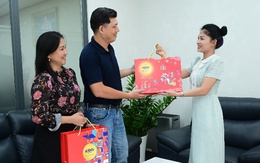 Doanh nghiệp tặng quà Trung thu sớm, đón “sóng kép” từ mùa tri ân
