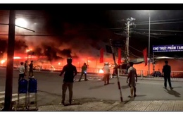 Cháy dữ dội tại chợ thực phẩm Đồng Tháp, hơn 200 người dân cùng tham gia dập lửa