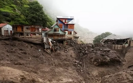 Thảm họa chồng chất vì mưa lớn ở Nam Á, hàng trăm người thiệt mạng chỉ trong một ngày