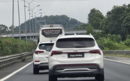 Xử phạt 23 triệu đồng tài xế ô tô che biển số bằng dòng chữ 'Happy Wedding'