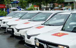 Hãng xe của tỷ phú Phạm Nhật Vượng tặng 100.000 bộ decal cờ đỏ sao vàng cho khách hàng toàn quốc