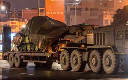 Đoàn xe pháo quân sự di chuyển về trung tâm Hà Nội trong đêm