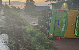 Xe khách lật trên đường Hồ Chí Minh, nhiều hành khách bị thương