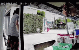 Người phụ nữ đang đi thì bị giật dây chuyền, diễn biến xảy ra sau đó khiến tất cả đều ngỡ ngàng