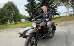 Tổng thống Putin tặng xe máy Ural cho một công dân Mỹ