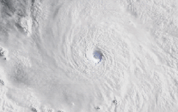 Siêu bão đáng sợ nhanh nhất năm nay đã xuất hiện: Vệ tinh ghi lại cảnh tượng kỳ dị