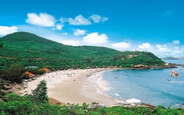 Bãi biển biệt lập cách trung tâm chưa tới 10km, du khách nhận xét: Đúng là biển xanh, cát trắng! Bãi biển biệt lập cách trung tâm chưa tới 10km, du khách nhận xét: Đúng là biển xanh, cát trắng!