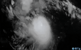 Bão Erin nhanh chóng đạt cấp độ mạnh nhất với tia sét dữ dội thế nào ?