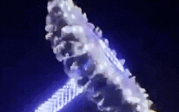 Kinh hoàng khoảnh khắc vòng quay 360 độ bất ngờ gãy làm đôi giữa không trung