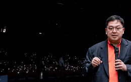 CLIP: Biển flash bật sáng để tưởng niệm ông Hoàng Nam Tiến, chủ tịch FPT Trương Gia Bình chia sẻ xúc động