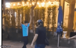 Cảnh sát khống chế tài xế xe công nghệ tông sập cổng nhà dân