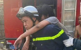 Giải cứu 3 người mắc kẹt trong ngôi nhà đang cháy ở Hà Nội