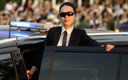 Ngắm "chị đẹp" cảnh vệ ngầu nhất đội hình Công an trình diễn chống khủng bố tại Hồ Gươm