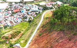 Cận cảnh quả đồi sạt lở, chờ chực đổ ập xuống khu dân cư ở Lâm Đồng