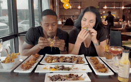 Đang quay mukbang trong nhà hàng sang trọng, cặp đôi nổi tiếng bất ngờ bị một chiếc SUV lao xuyên cửa đâm trúng