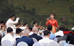 Bắt trọn khoảnh khắc nữ tỷ phú cất tiếng ca giữa cờ hoa tháng 8