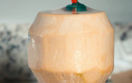 Người đàn ông tử vong sau khi uống nước dừa