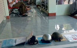 Lãnh đạo xã nói gì về việc người dân đặt nón bảo hiểm"xếp hàng" làm thủ tục hành chính?