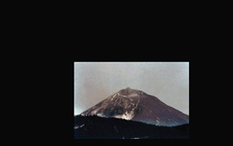 Núi lửa phun trào sau 123 năm ngủ yên, tạo ra cảnh tượng không giống bất kỳ điều gì con người từng thấy