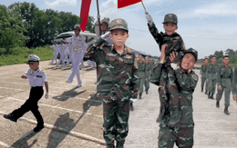 "Chiến sĩ nhí" 6 tuổi làm rạng danh khối nghỉ hè: Mùa hè ý nghĩa trong màu áo lính, được tập luyện cùng các chiến sĩ A80