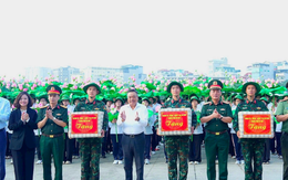 Hà Nội phát miễn phí nước uống và đồ ăn cho người dân xem diễu binh, diễu hành 2-9