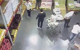 Giữa siêu thị đông đúc, lời con nhỏ làm một người mẹ òa khóc