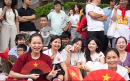 Dòng người đến từ tinh mơ, háo hức chờ xem tổng hợp luyện diễu binh ở Quảng trường Ba Đình