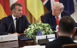 Khoảnh khắc ông Trump thầm thì, nêu lý do ông Putin muốn thỏa thuận hòa bình: "Nghe có vẻ điên rồ"