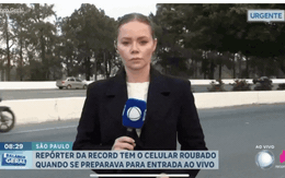 Khoảnh khắc nữ phóng viên bị cướp giật điện thoại ngay trên sóng trực tiếp