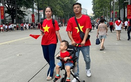 VIDEO: Hàng ngàn người đổ về Ba Đình "giữ chỗ" chờ xem tổng hợp luyện diễu binh