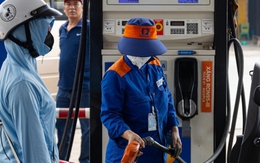 Giá xăng đồng loạt tăng, giá dầu giảm