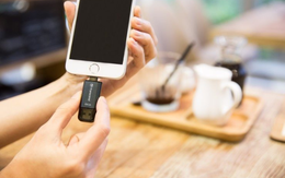 Nhặt được USB lạ đánh rơi trên đường, tò mò cắm thử vào điện thoại, bên trong là thứ không ai nghĩ tới