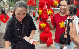 [CLIP] Quỳnh Anh - Huyền Mi xuất hiện giản dị, con gái Duy Mạnh trở thành "ngôi sao" được mẹ bế ra trước biệt thự 6 tầng