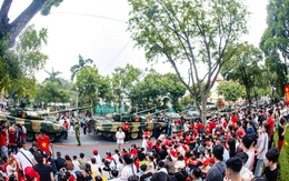 Hà Nội: Cảnh tượng đông "vượt sức tưởng tượng" của người dân chờ xem hợp luyện diễu binh diễu hành