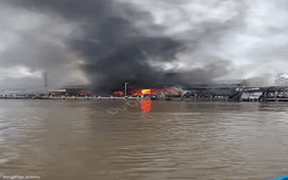 Clip vụ chồng chém vợ rồi phóng hỏa, cháy lan sang cả chợ, thiệt hại hàng chục căn nhà: Hé lộ nguyên nhân