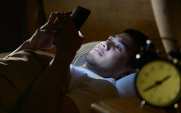 Cảnh báo: Người có thói quen "ôm" điện thoại đi ngủ có thể gặp 5 vấn đề nghiêm trọng này