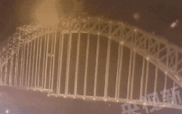 Rùng mình cảnh tượng cây cầu lớn đổ sập tại Trung Quốc vào rạng sáng, vẫn còn chục người mất tích