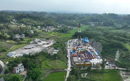 Còi báo động vang lên, dự án khoan sâu 3.300m dừng thi công khẩn cấp, kho báu chứa hàng trăm tỷ m3 'vàng trắng' lộ diện nhờ công nghệ cao Còi báo động vang lên, dự án khoan sâu 3.300m dừng thi công khẩn cấp, kho báu chứa hàng trăm tỷ m3 'vàng trắng' lộ diện nhờ công nghệ cao