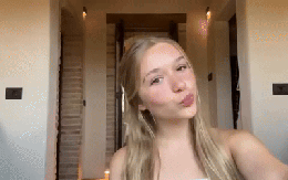 8s tiểu thư Harper diện áo cúp ngực ngồi make-up khiến fan nhận ra út cưng nhà Beckham đã thành thiếu nữ thật rồi!