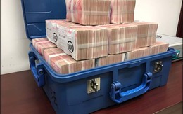 Đột kích nhà người đàn ông thường xuyên than nghèo, tịch thu 9 tỷ đồng tiền mặt chất thành “núi”
