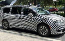 Dân mạng thắc mắc mãi về chiếc xe cửa lùa lạ, dán ngụy trang, quanh xe lắp đầy cảm biến: Của hãng nào?