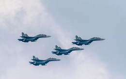 Biên đội tiêm kích sẵn sàng bay trên bầu trời Quảng trường Ba Đình