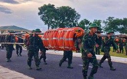 Chùm ảnh - clip: Bão số 5 cận kề, bộ đội cơ động 24/24 cứu dân và tài sản